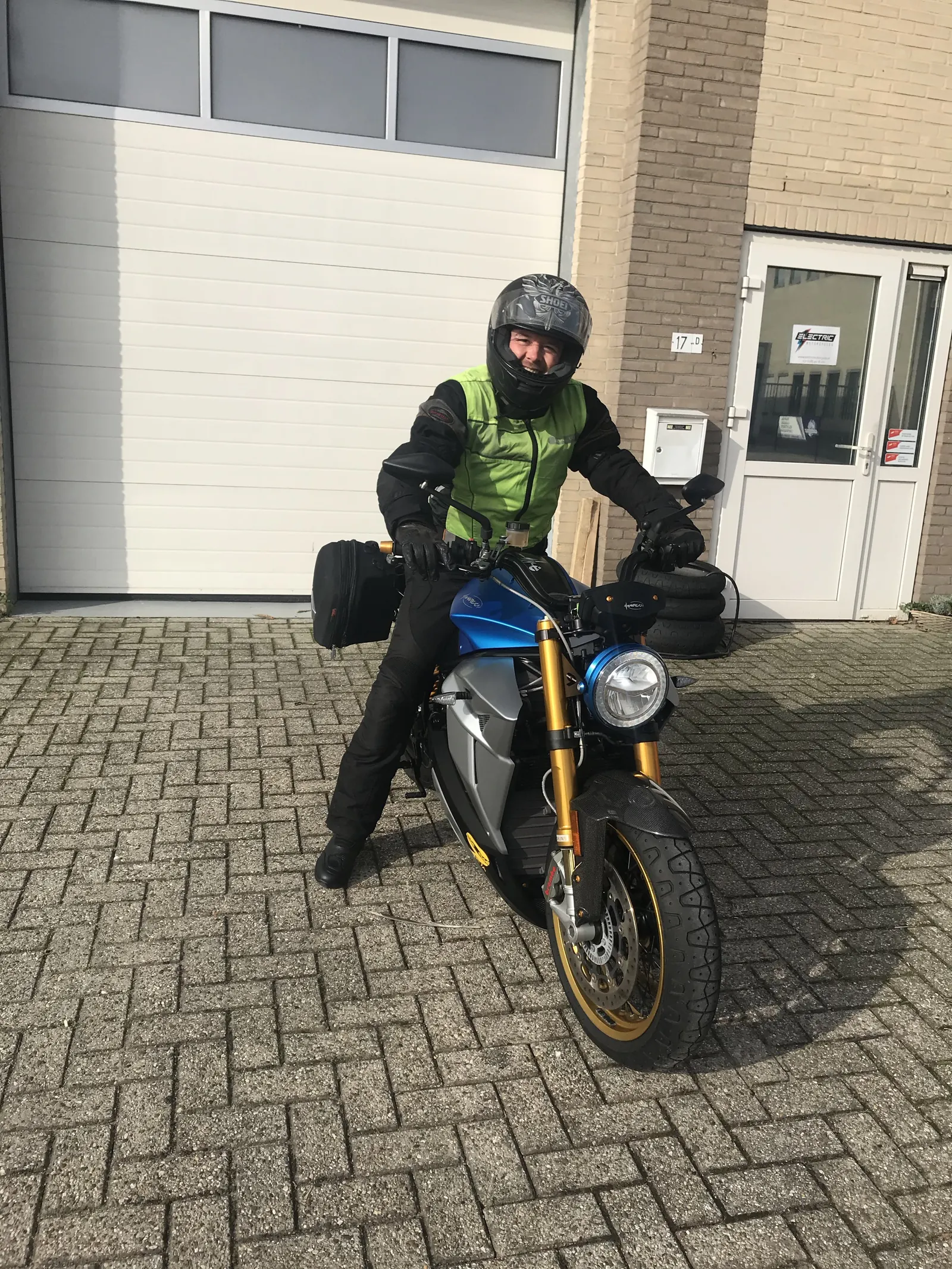 Rijder met een Energica