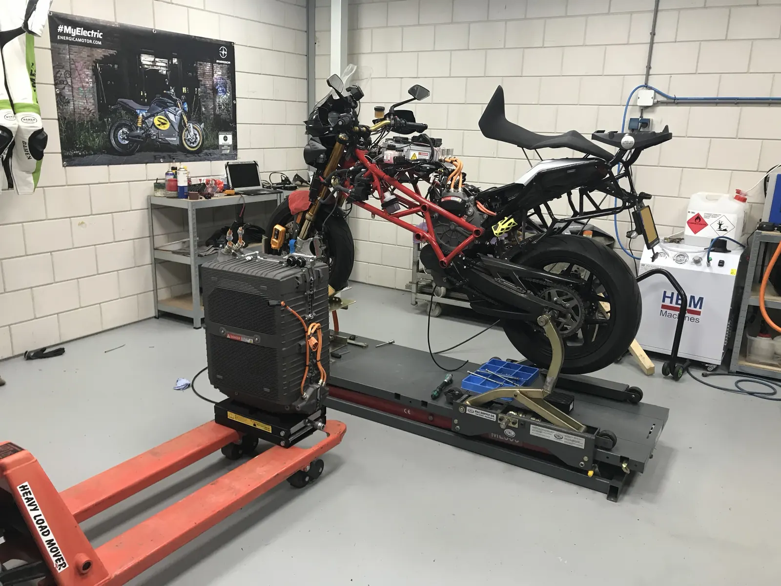 Energica op de brug in de werkplaats