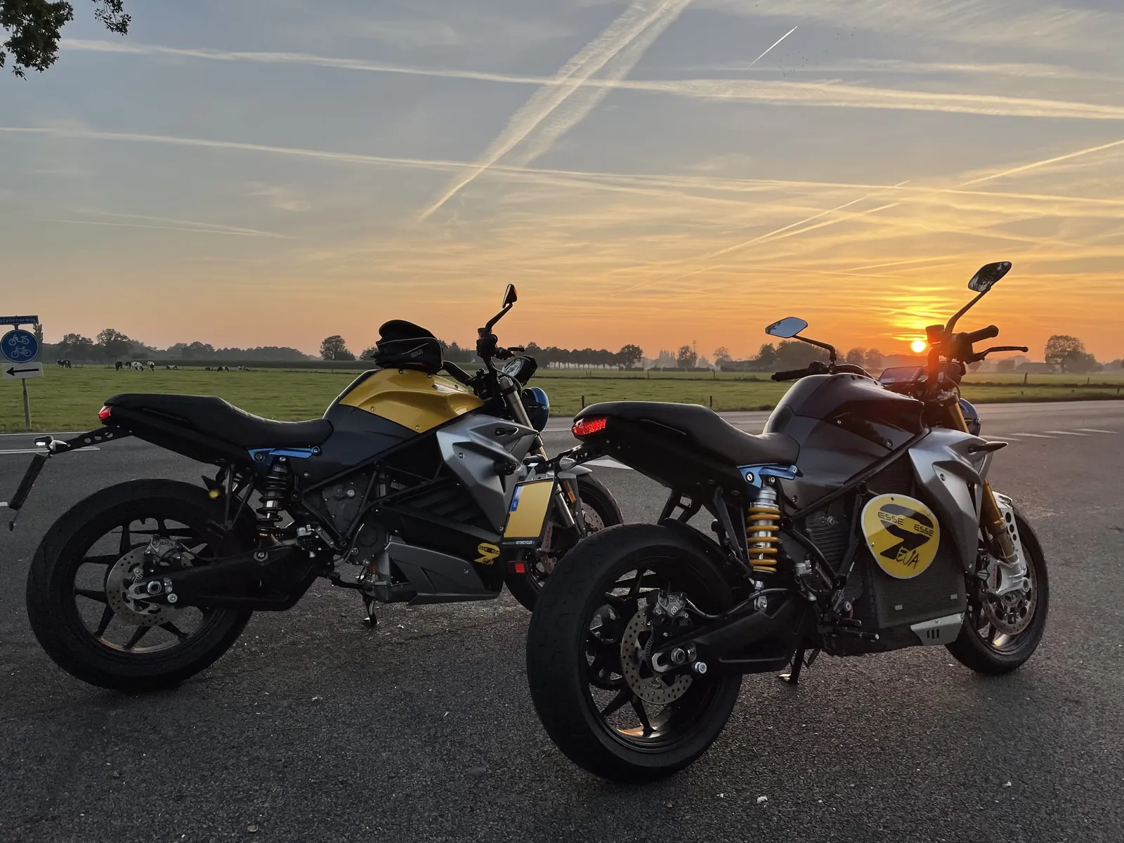 Twee Energica-motoren bij zonsondergang