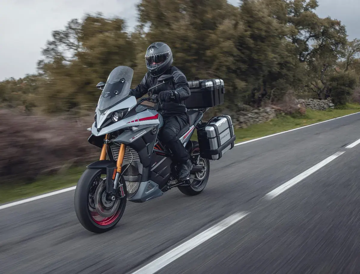 Rijder op een Energica Experia
