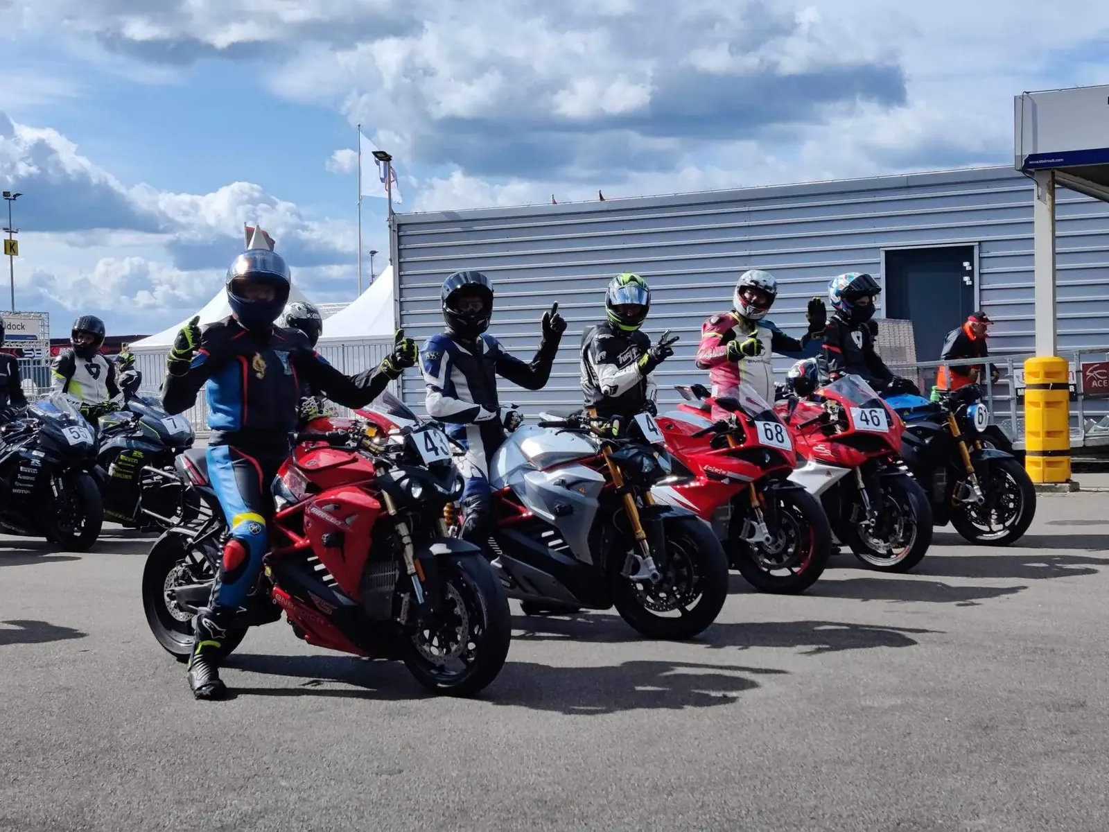 Groepsrit met Energica-motoren